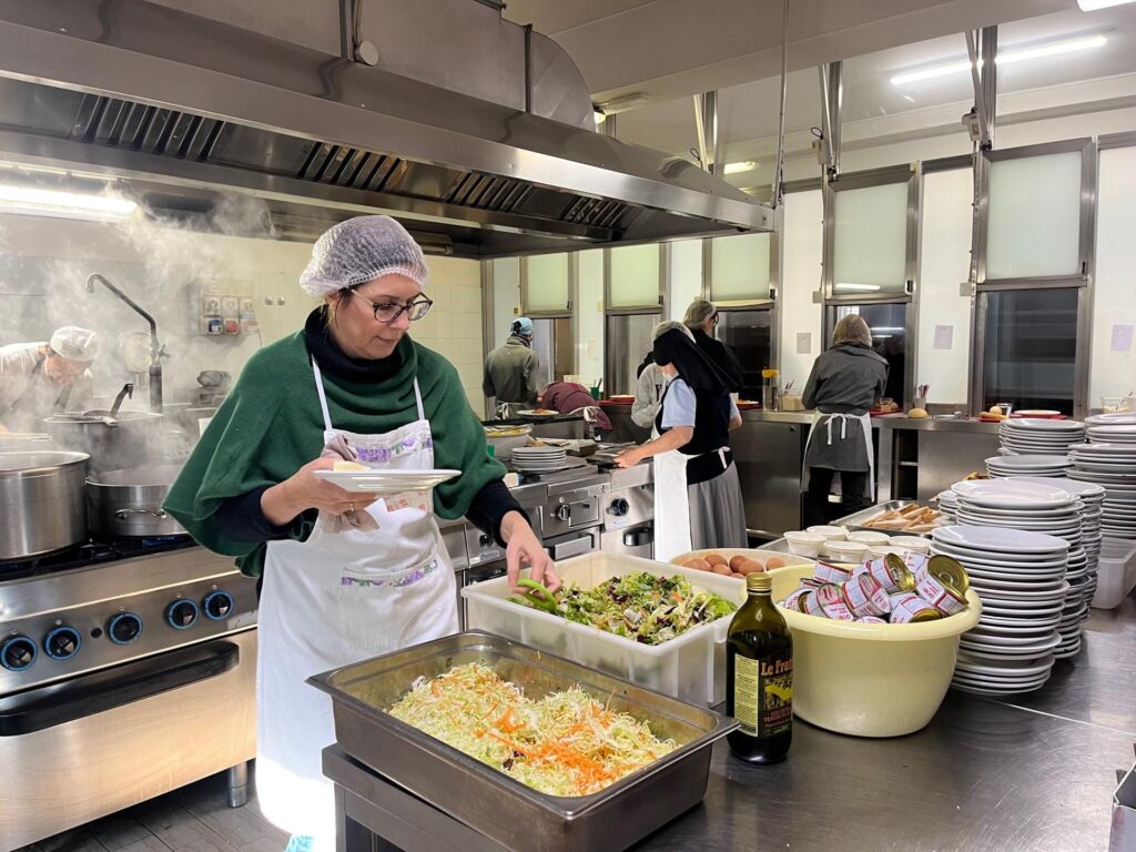 VENETO ECONOMY - I dipendenti della Camera di Commercio di Padova volontari alle Cucine Economiche Popolari: nel 2025 il progetto di volontariato formativo si apre anche alle imprese